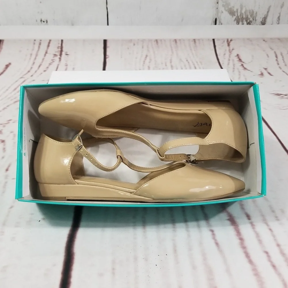 Women's Slightly Wedged Patent Flats - Picture 8 of 8